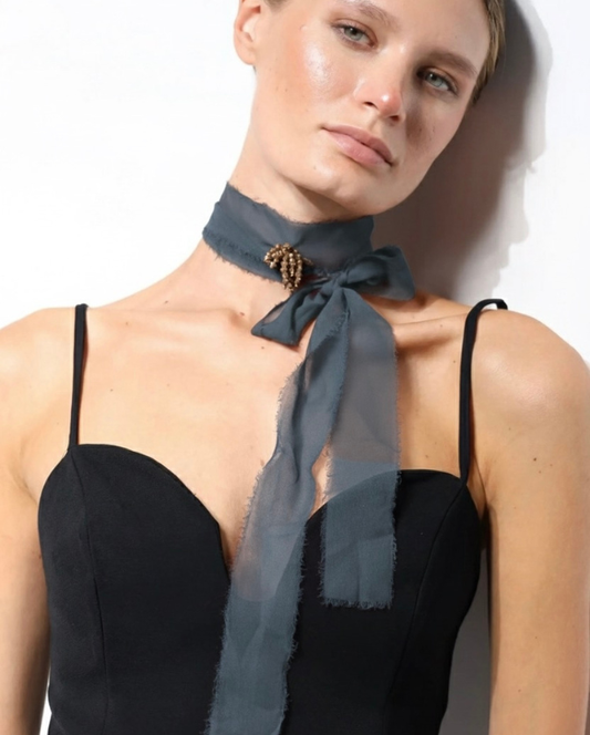 COLLAR ORGANZA AZUL GRISÁCEO