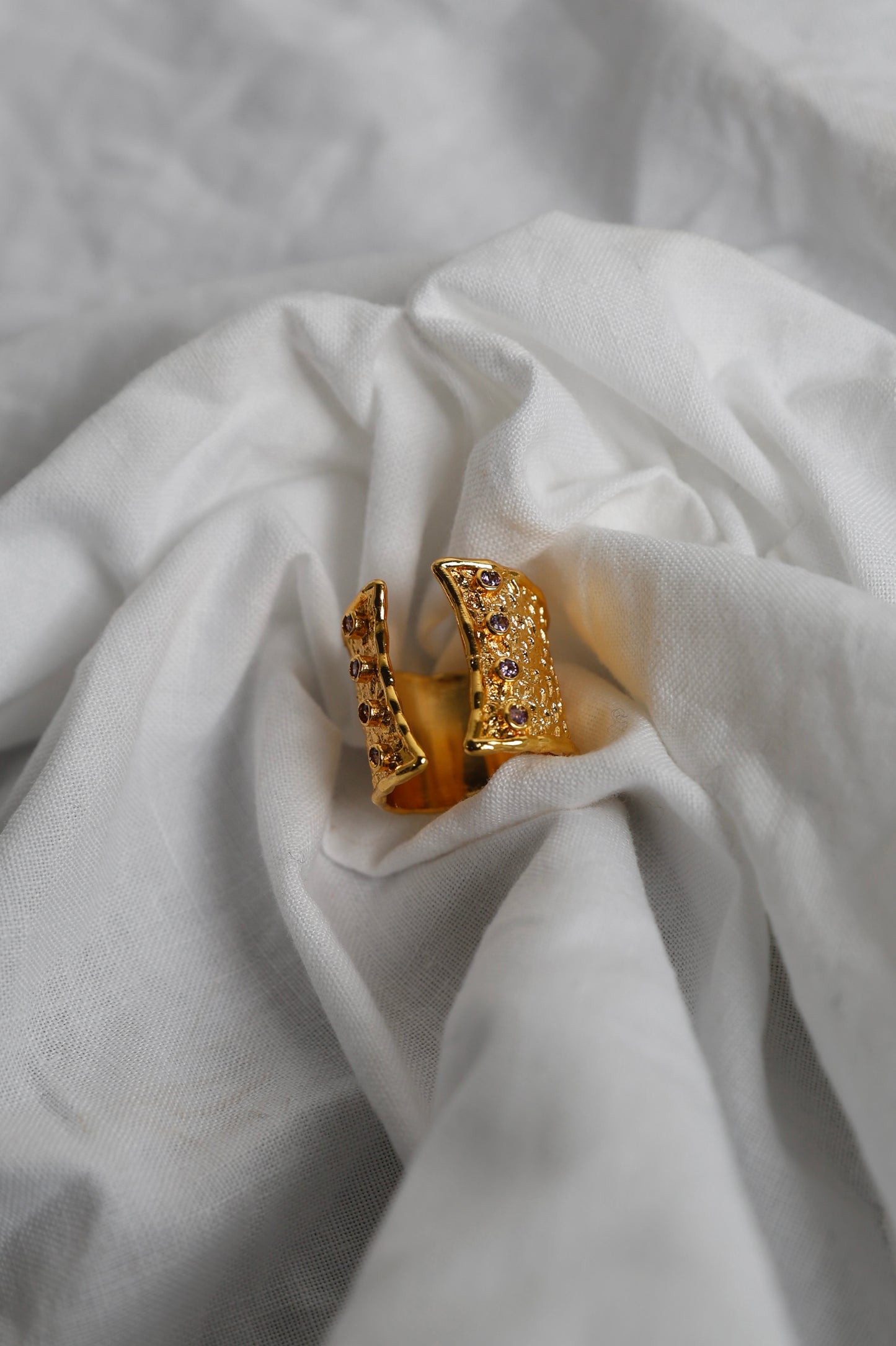 ANILLO ABIERTO MOTAS MORADO