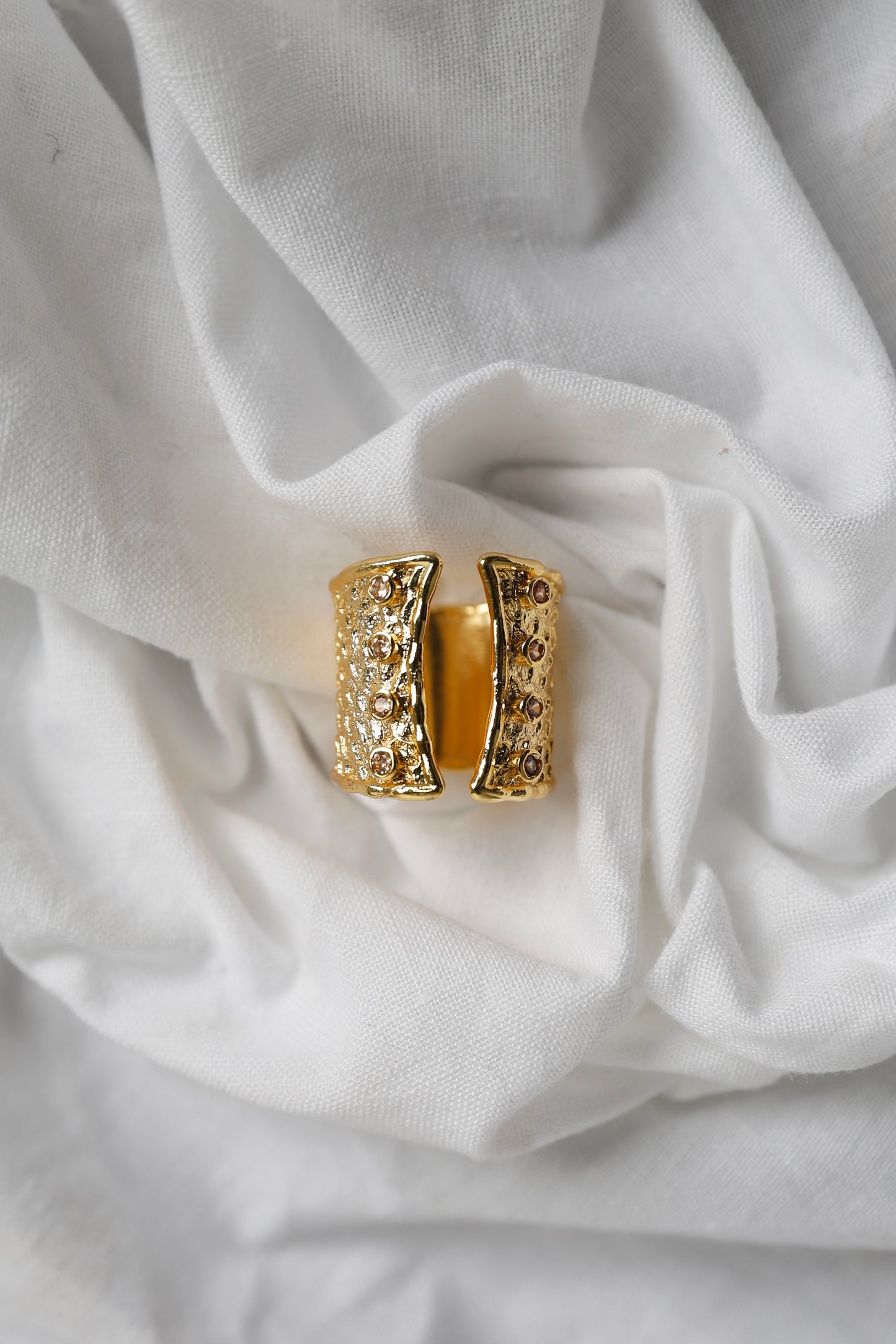 ANILLO ABIERTO MOTAS BEIGE