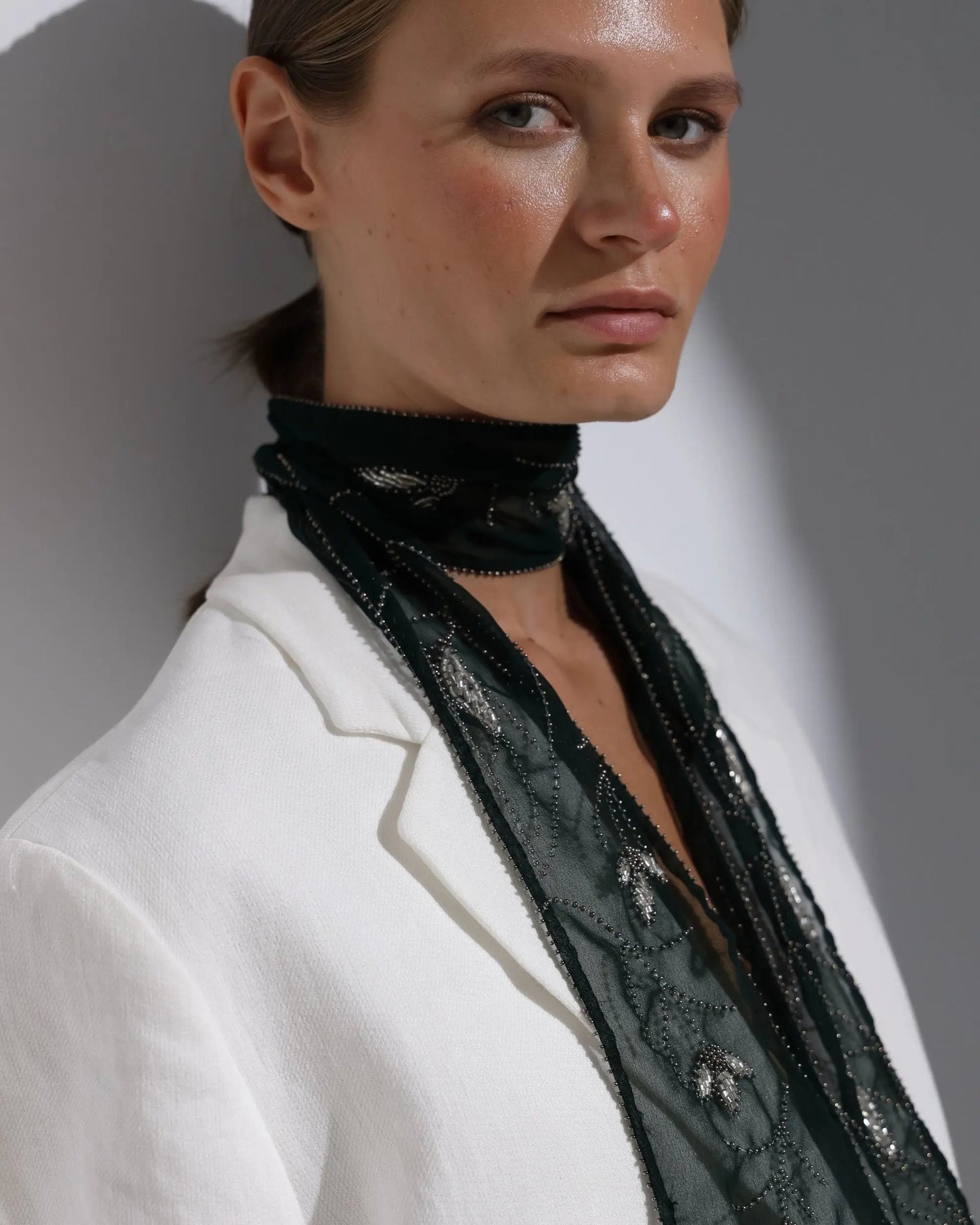 COLLAR BUFANDA BORDADO VERDE BOTELLA Bybel