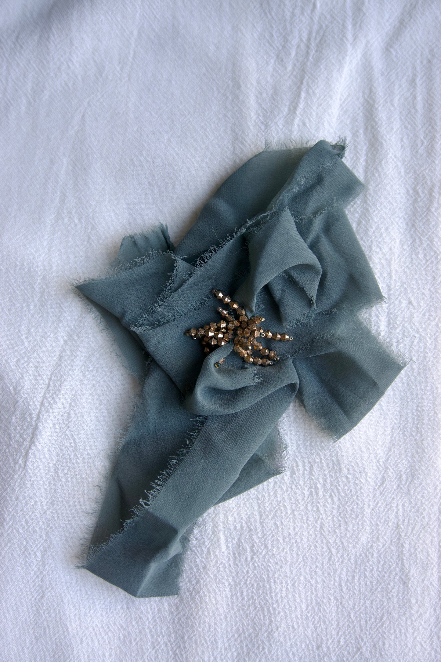 COLLAR ORGANZA AZUL GRISÁCEO