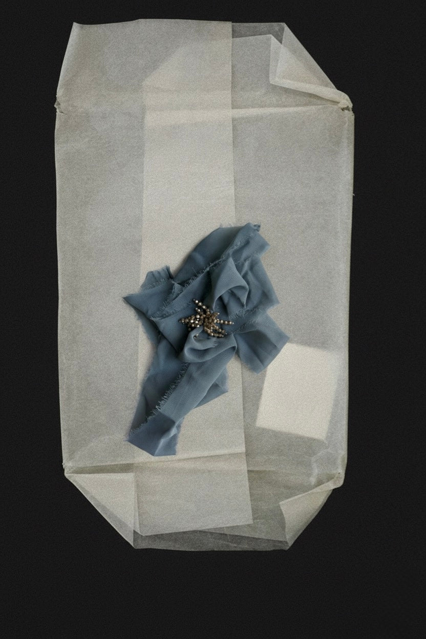 COLLAR ORGANZA AZUL GRISÁCEO