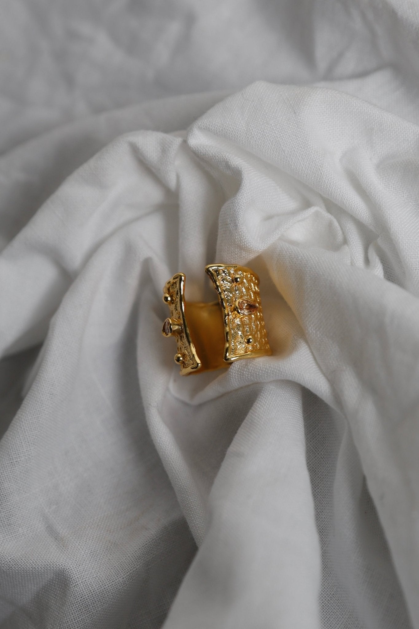ANILLO ABIERTO FLECHA BEIGE - Bybel - brand