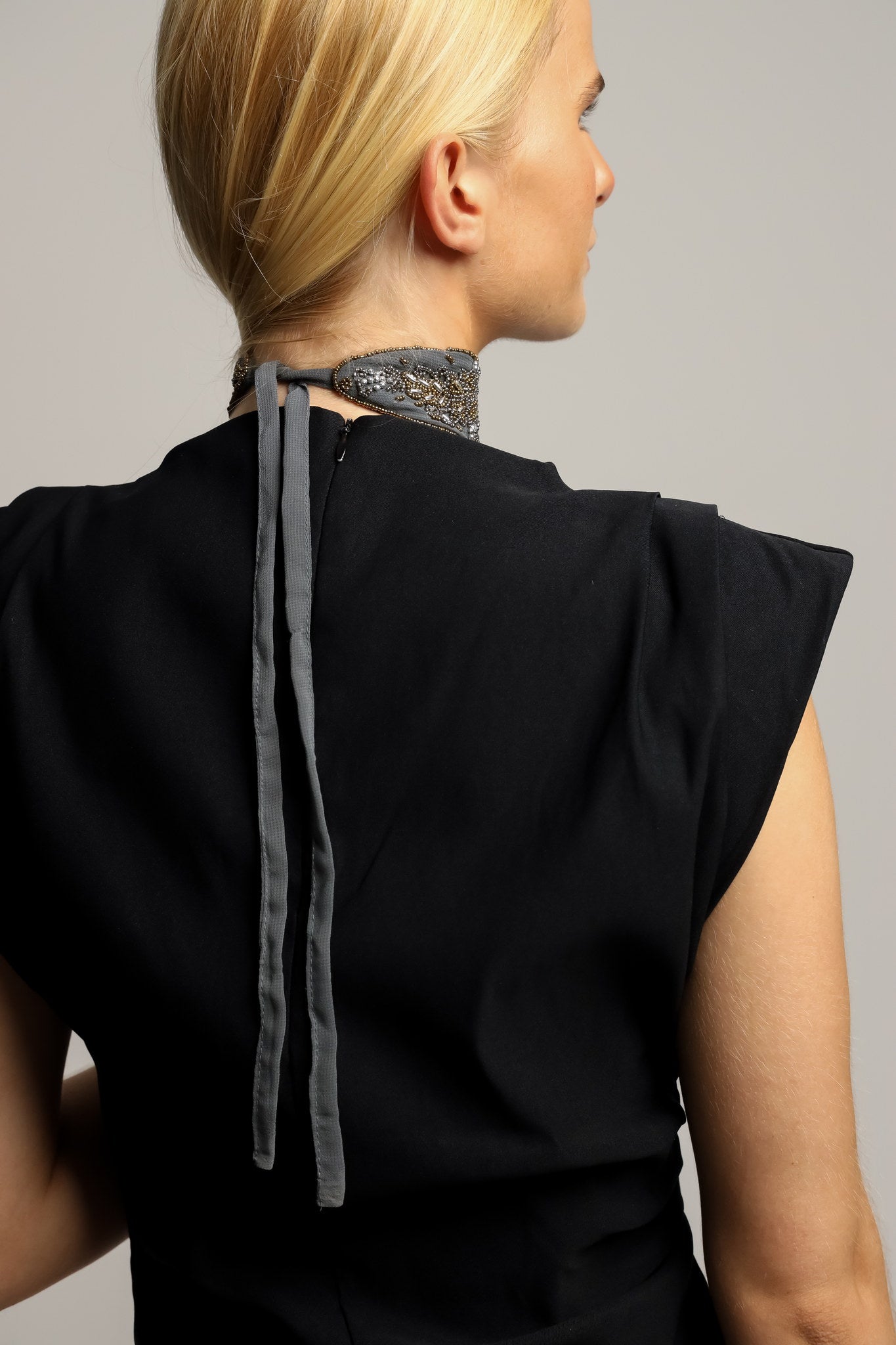 Choker Bordado Antracita
