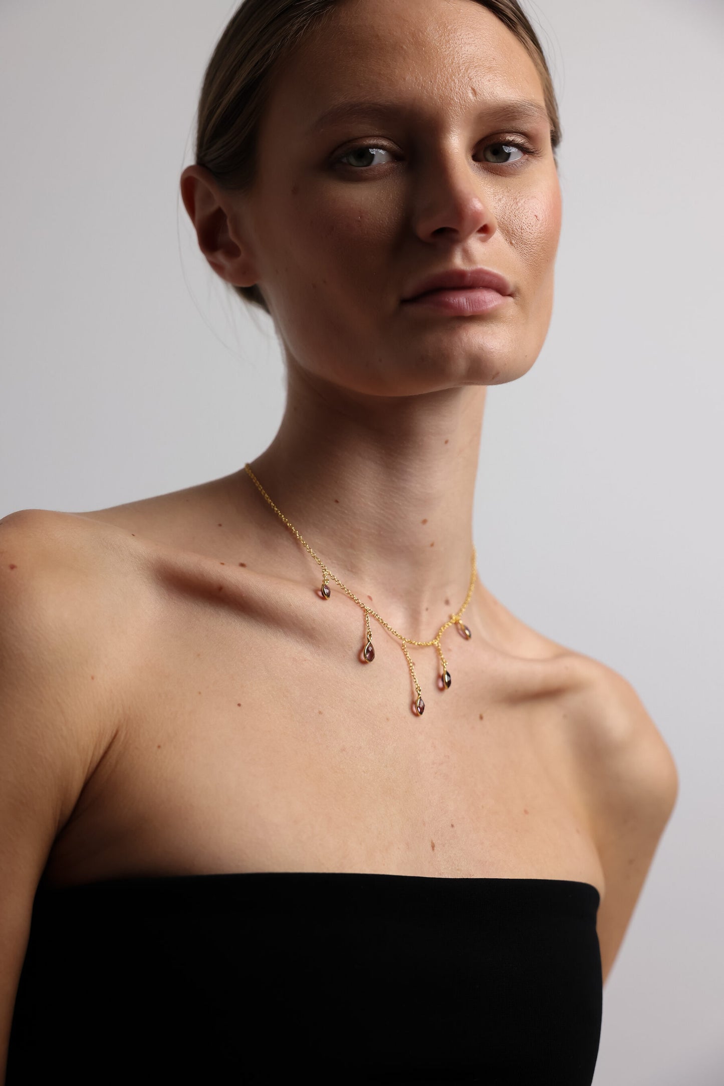 COLLAR LÁGRIMAS MORADO I The New Gallery