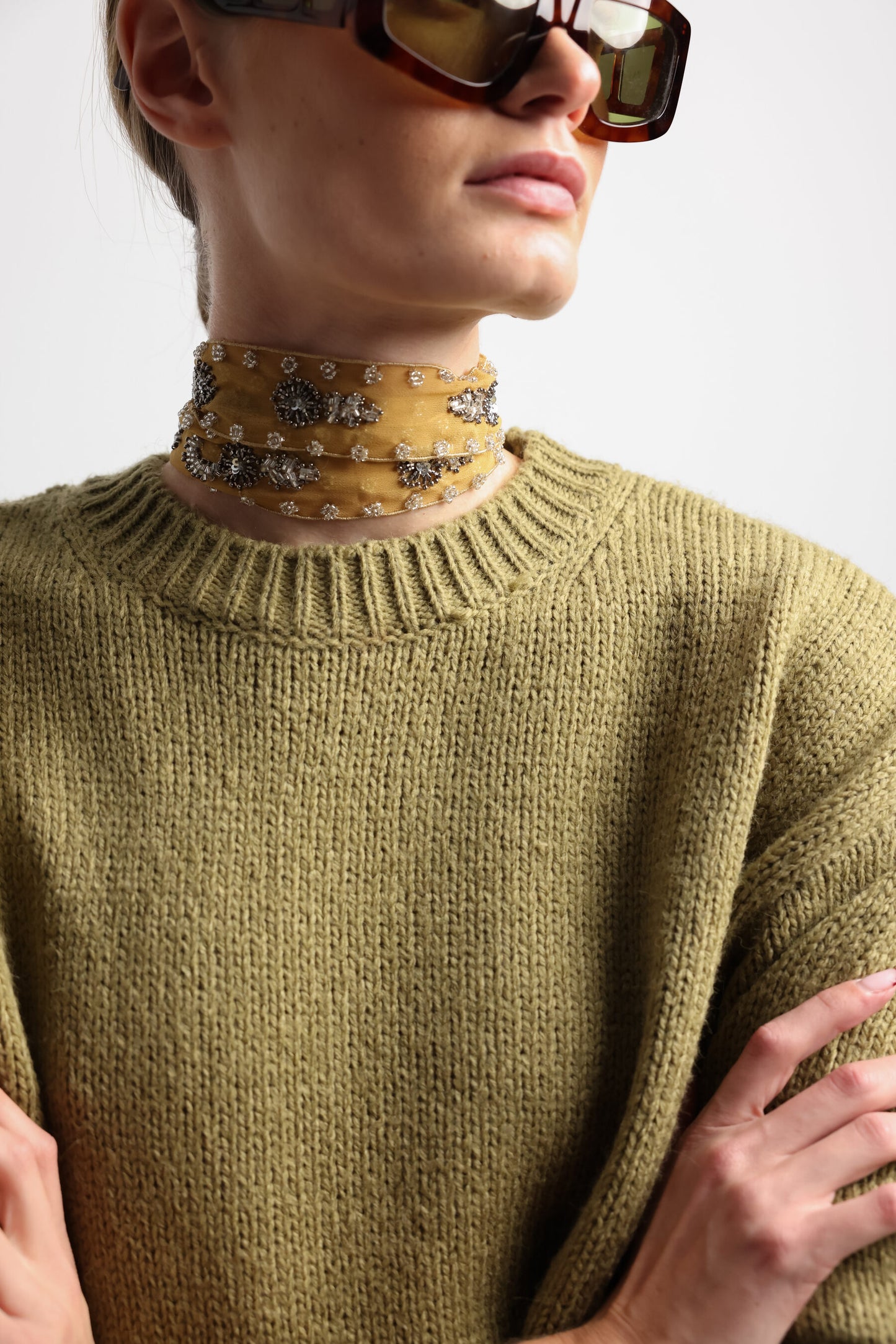 COLLAR ORGANZA BORDADO MOSTAZA I The New Gallery