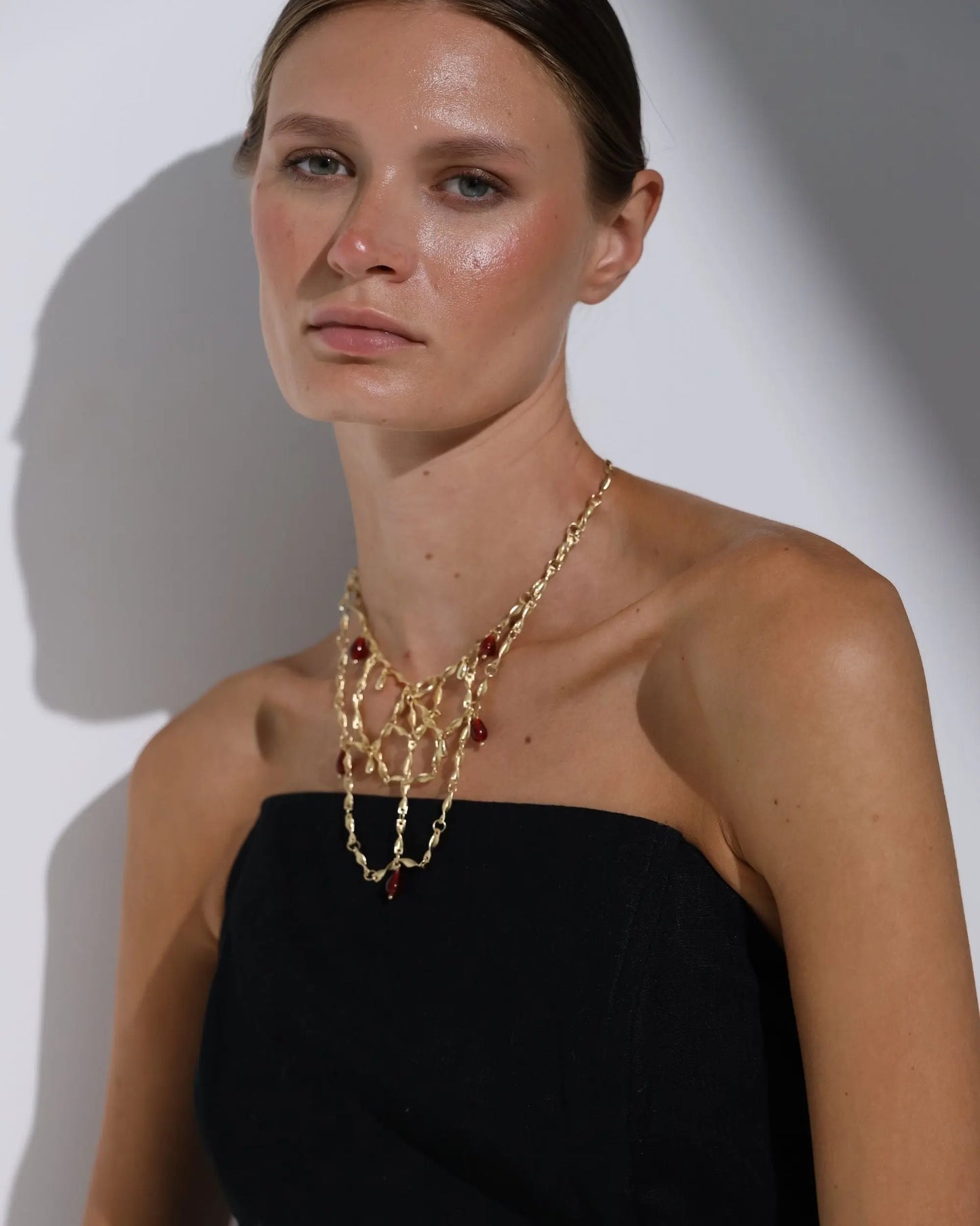COLLAR ENLAZADO GRANATE Bybel