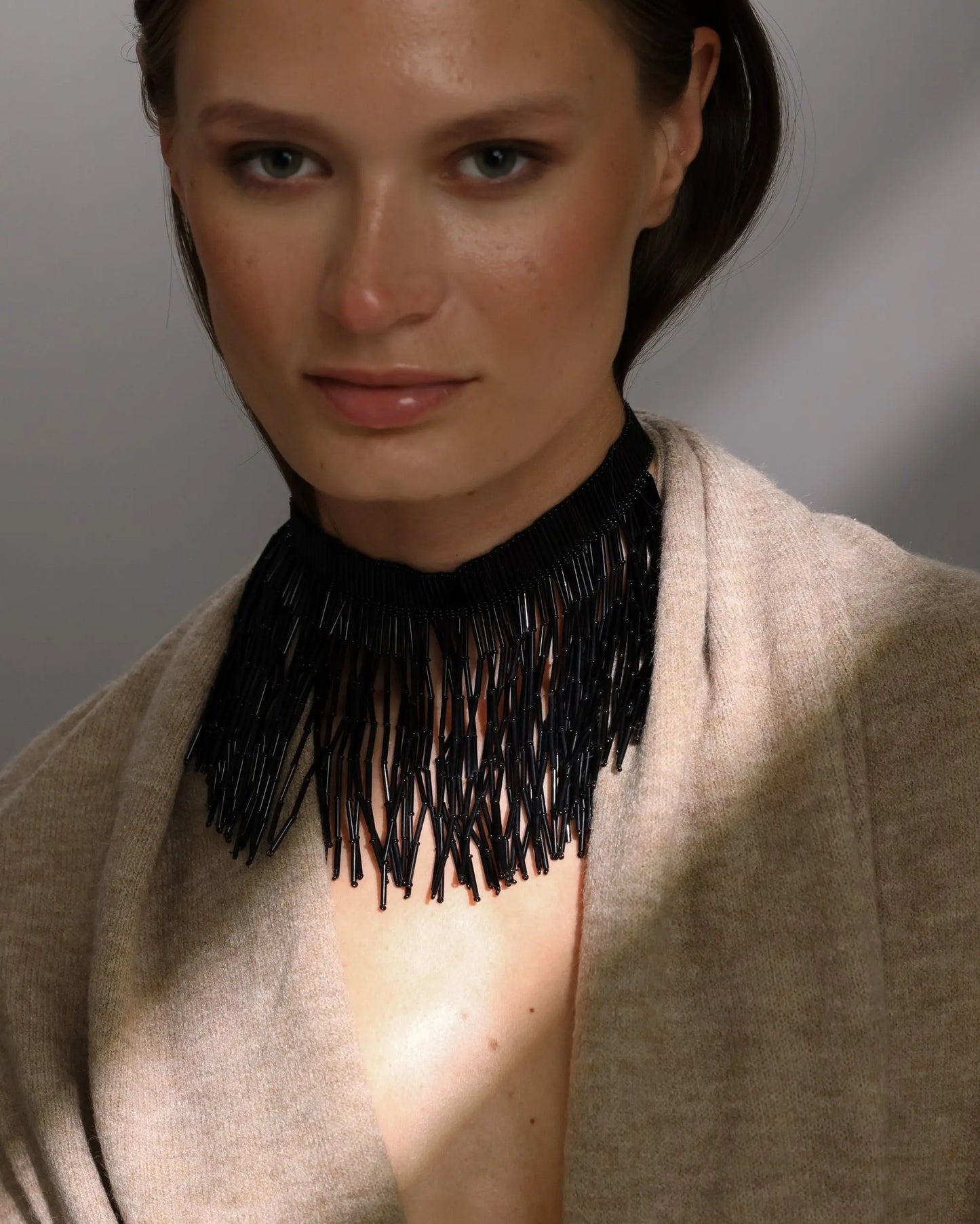 COLLAR ETNICO NEGRO Bybel