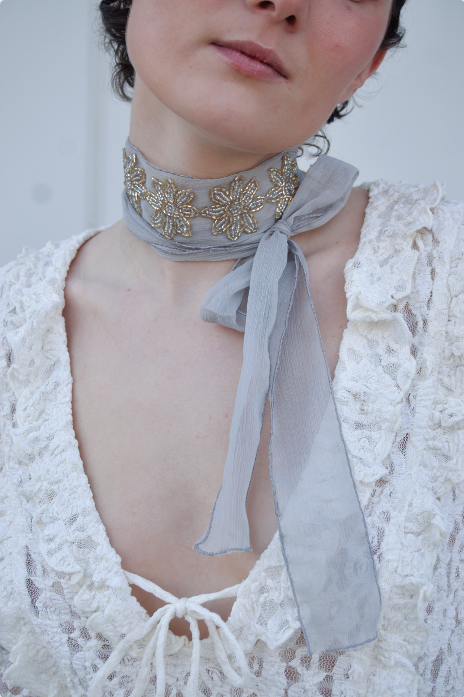 COLLAR I ORGANZA BORDADO GRIS Bybel-brand