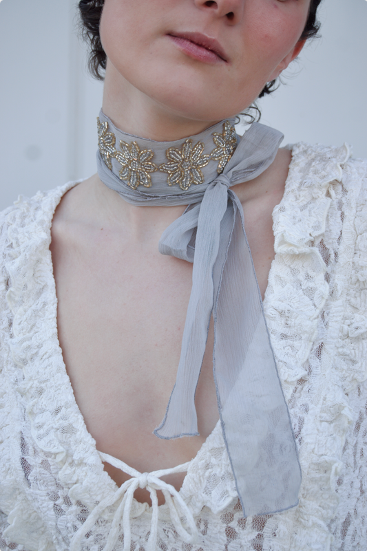 COLLAR I ORGANZA BORDADO GRIS Bybel-brand