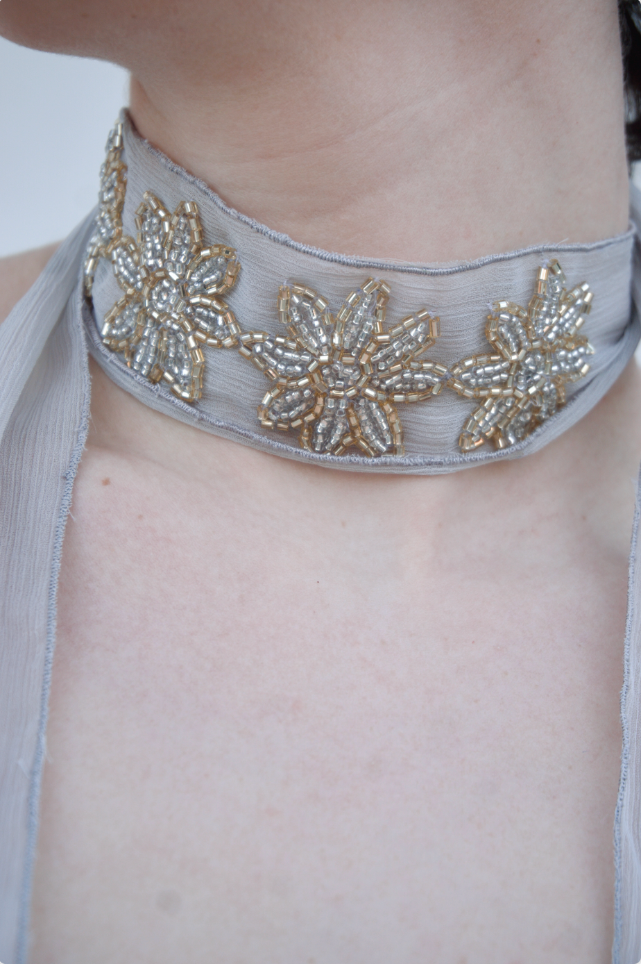 COLLAR I ORGANZA BORDADO GRIS Bybel-brand