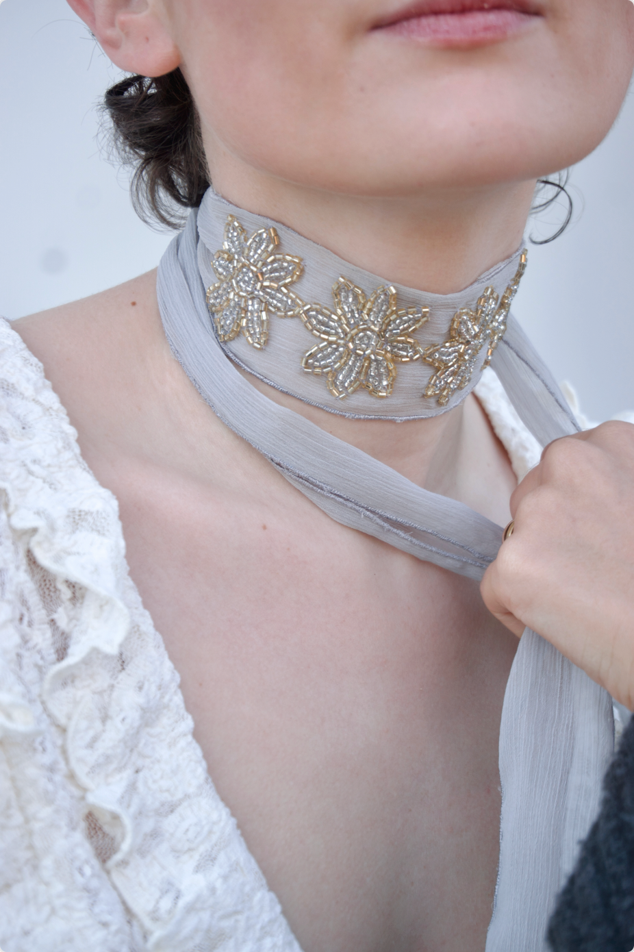 COLLAR I ORGANZA BORDADO GRIS Bybel-brand