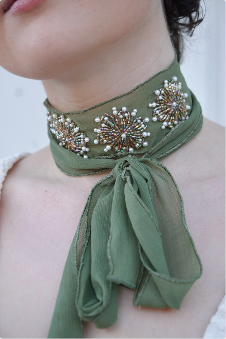 COLLAR I ORGANZA BORDADO VERDE Bybel-brand