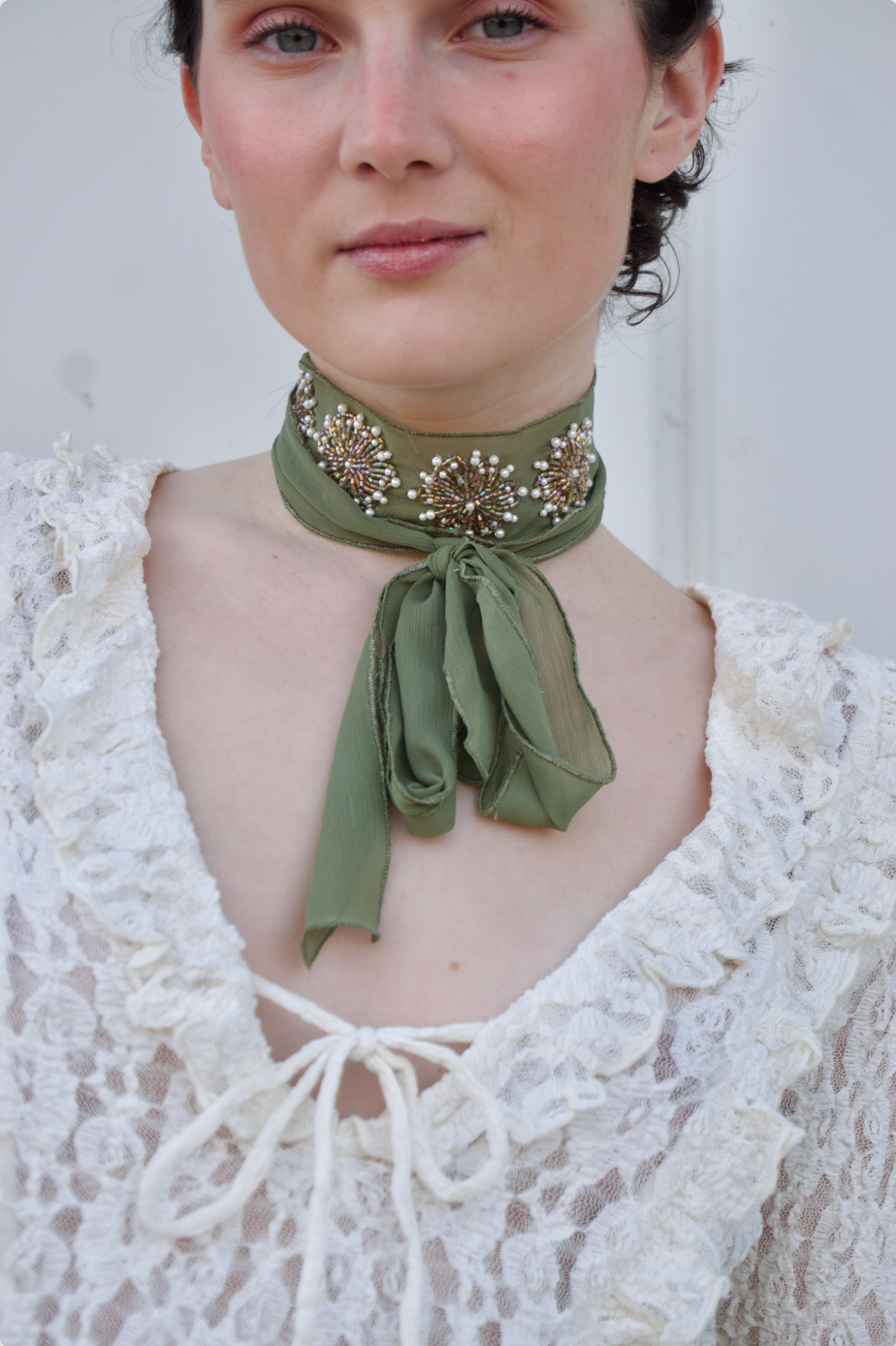 COLLAR I ORGANZA BORDADO VERDE Bybel-brand