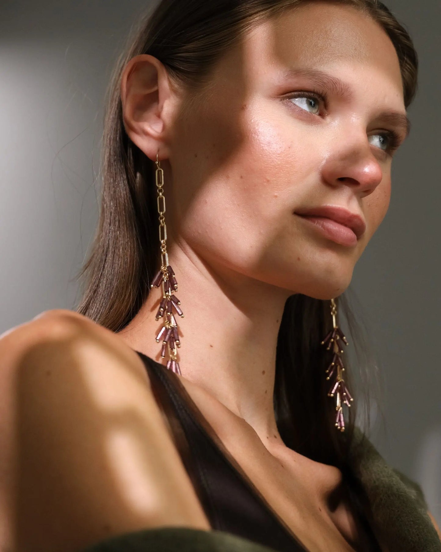 PENDIENTES TIRAS MORADO Bybel