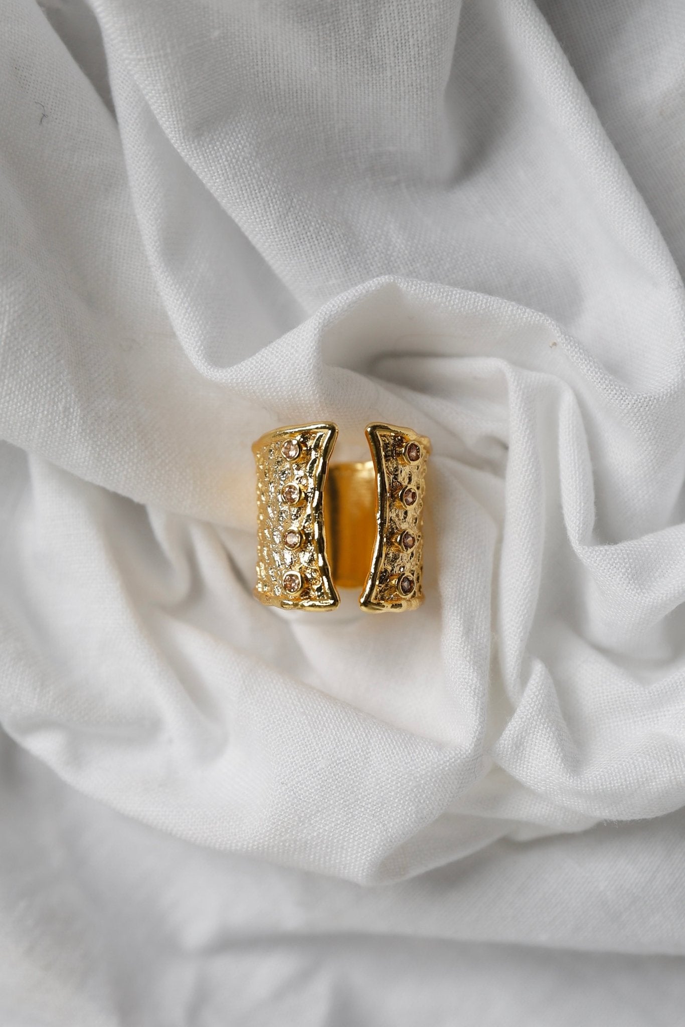 ANILLO ABIERTO MOTAS BEIGE - Bybel - brand