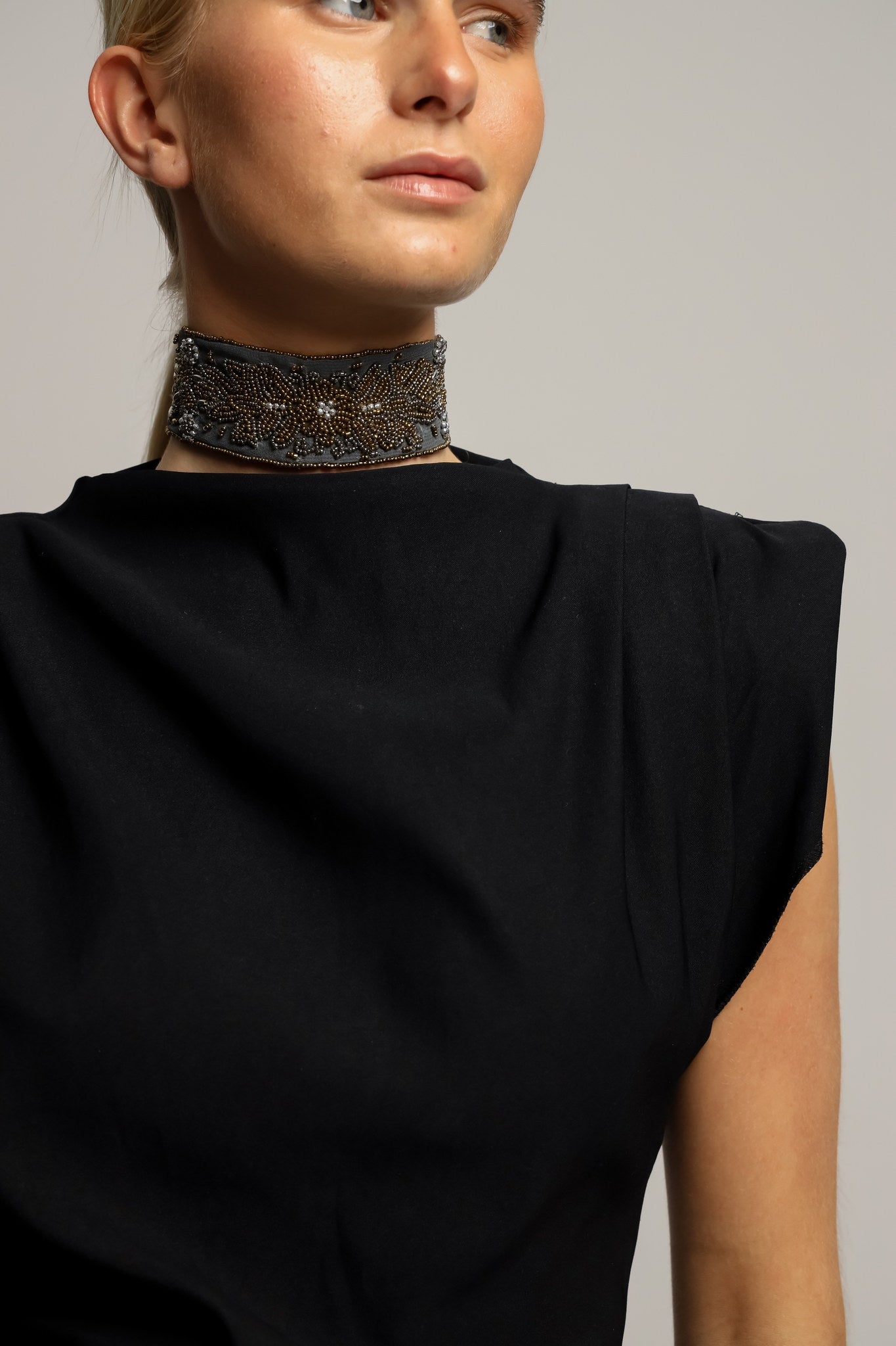 Choker Bordado Antracita
