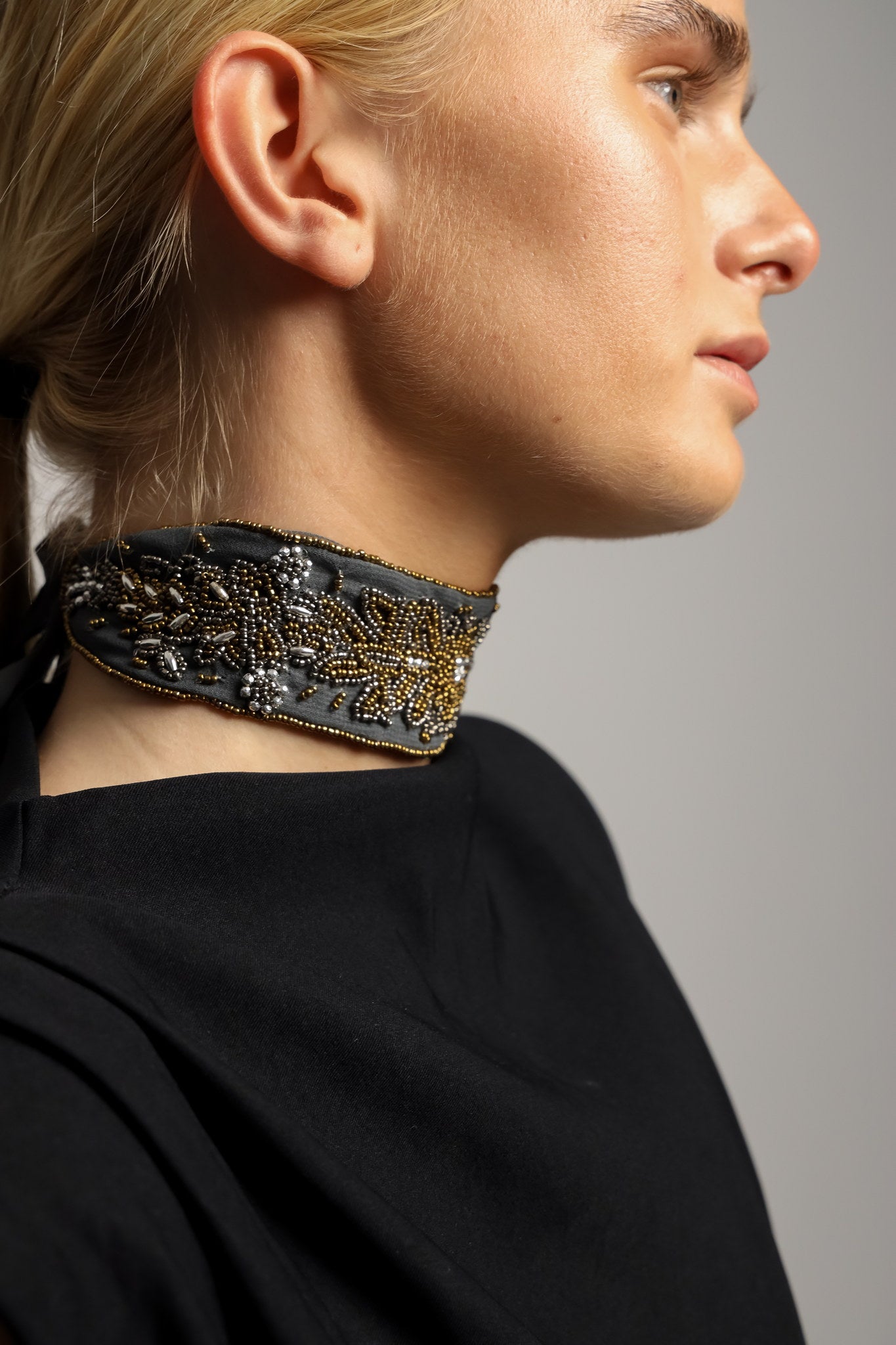 Choker Bordado Antracita