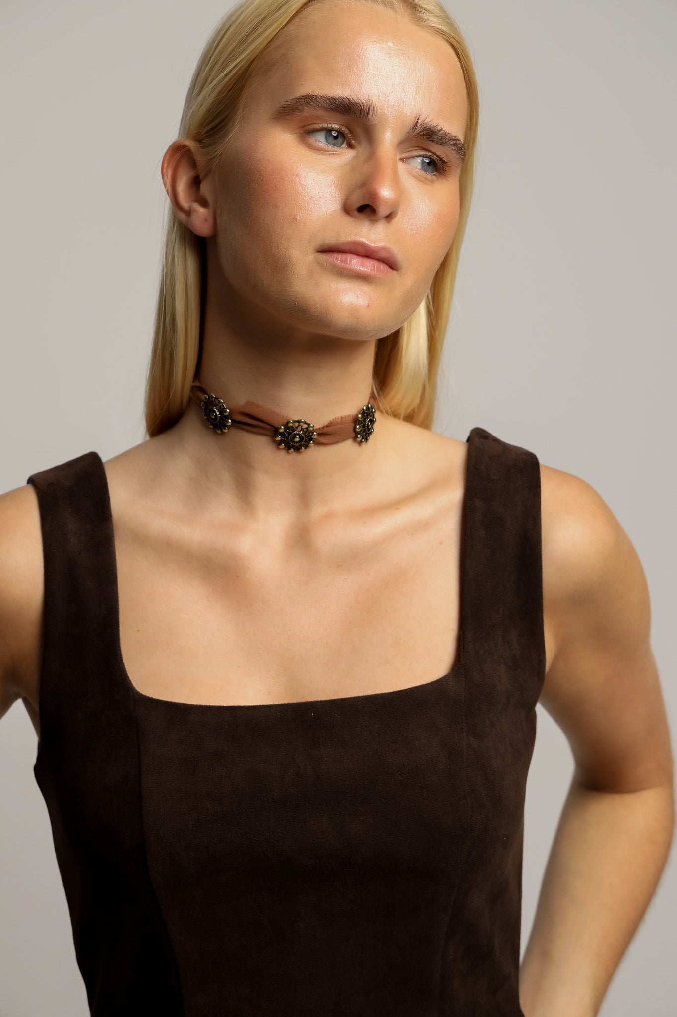 Choker Marrón Botones Antiguos