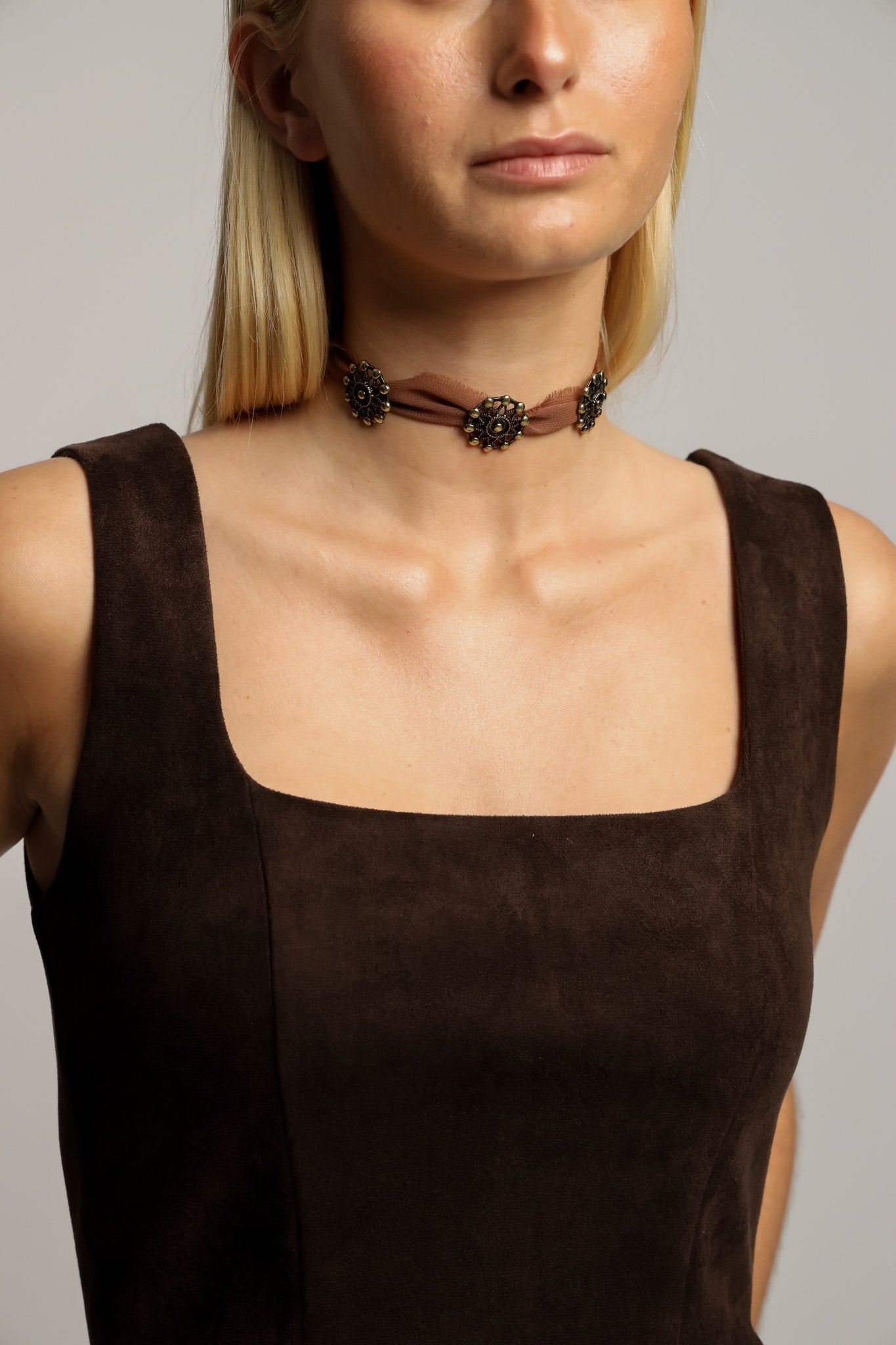 Choker Marrón Botones Antiguos