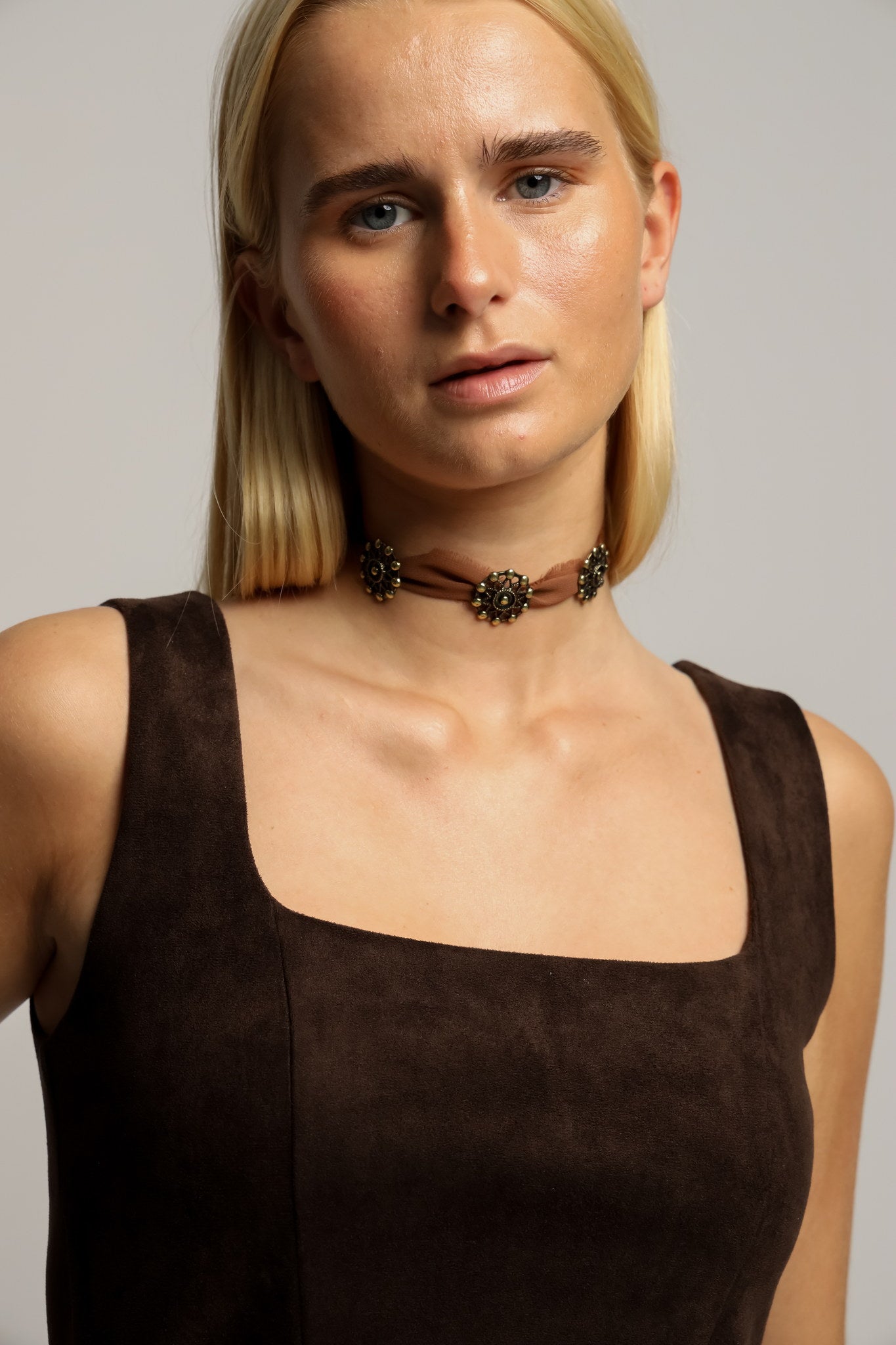 Choker Marrón Botones Antiguos
