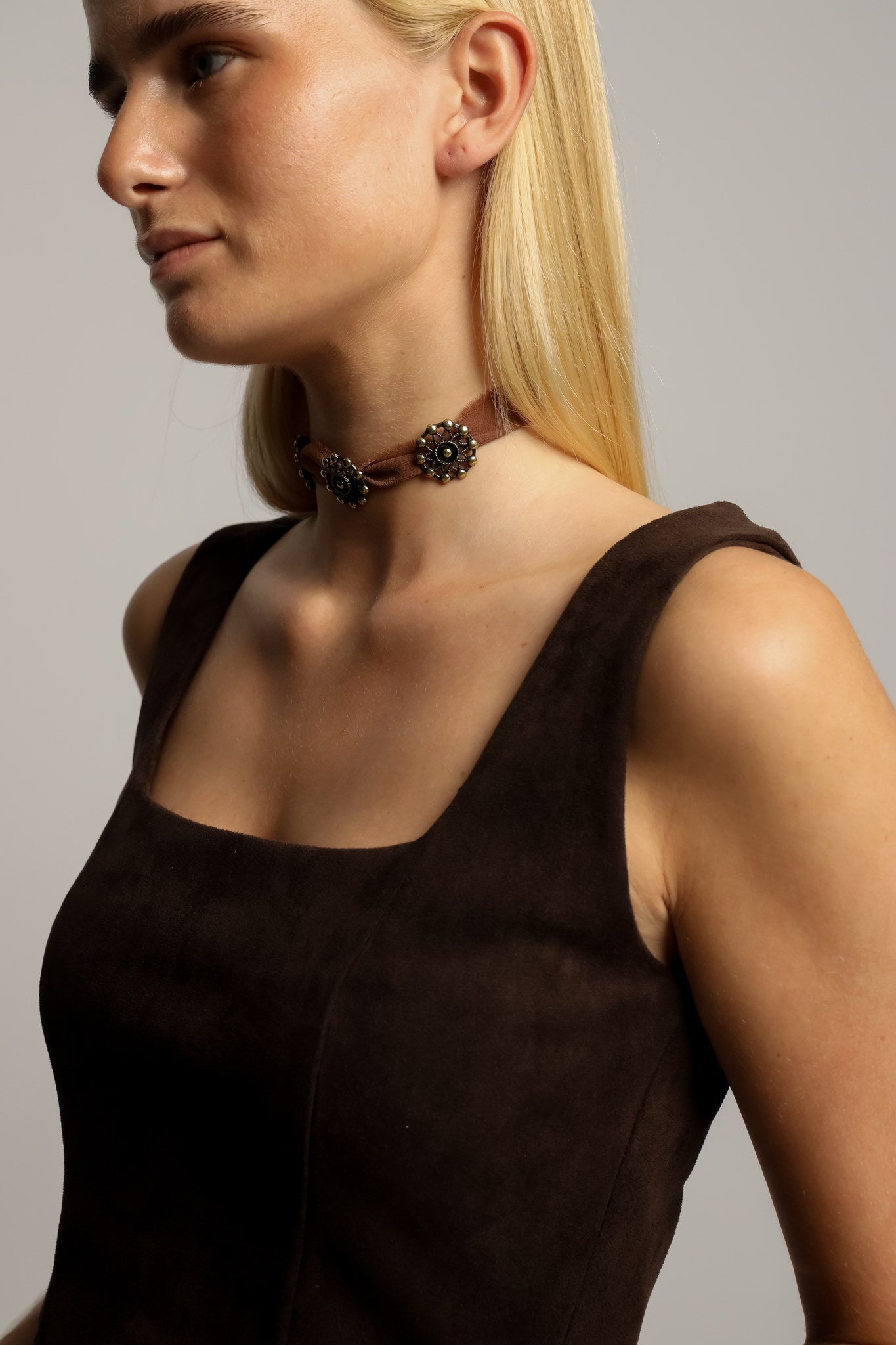 Choker Marrón Botones Antiguos