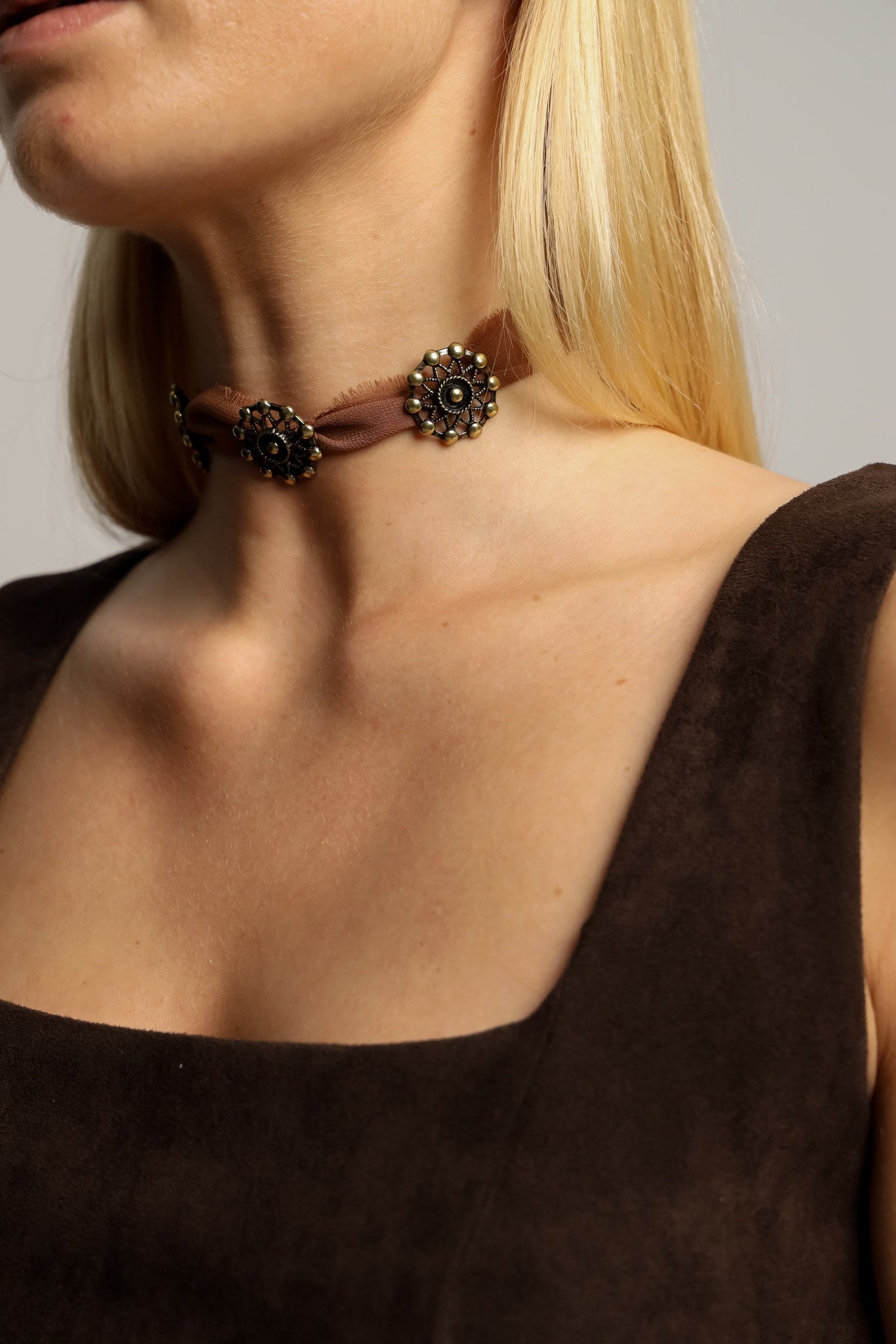 Choker Marrón Botones Antiguos