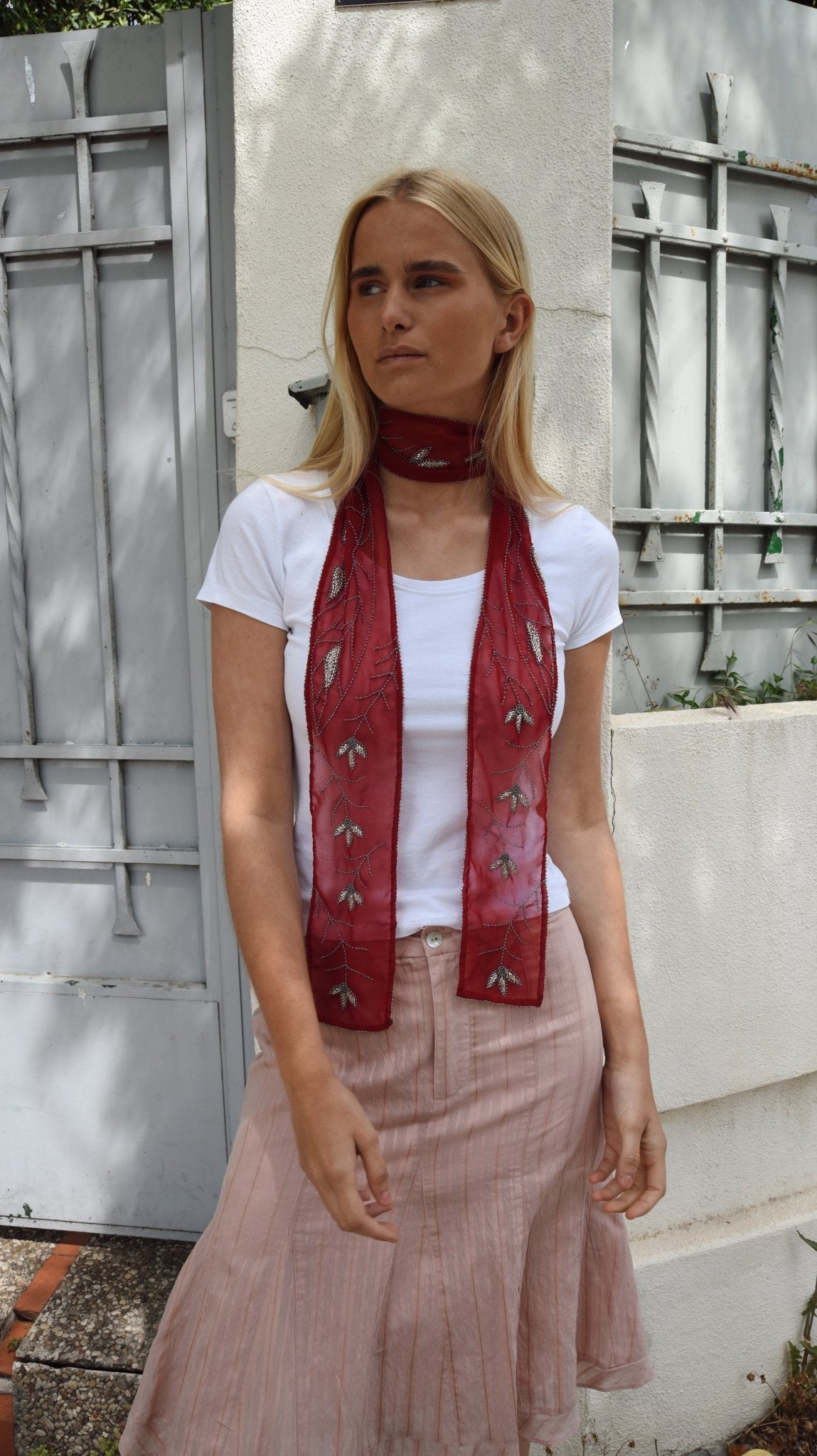 COLLAR BUFANDA BORDADO ROJO - Bybel - brand