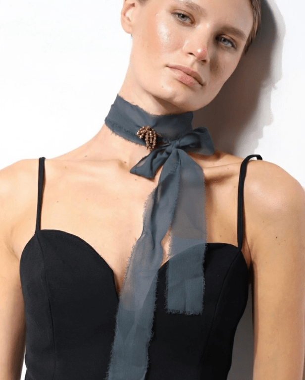 COLLAR ORGANZA AZUL GRISÁCEO - Bybel - brand