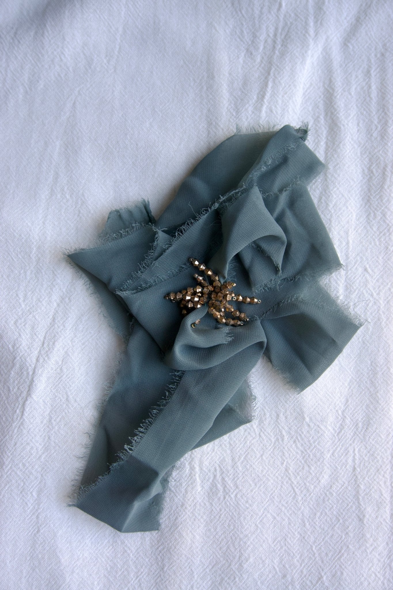 COLLAR ORGANZA AZUL GRISÁCEO - Bybel - brand