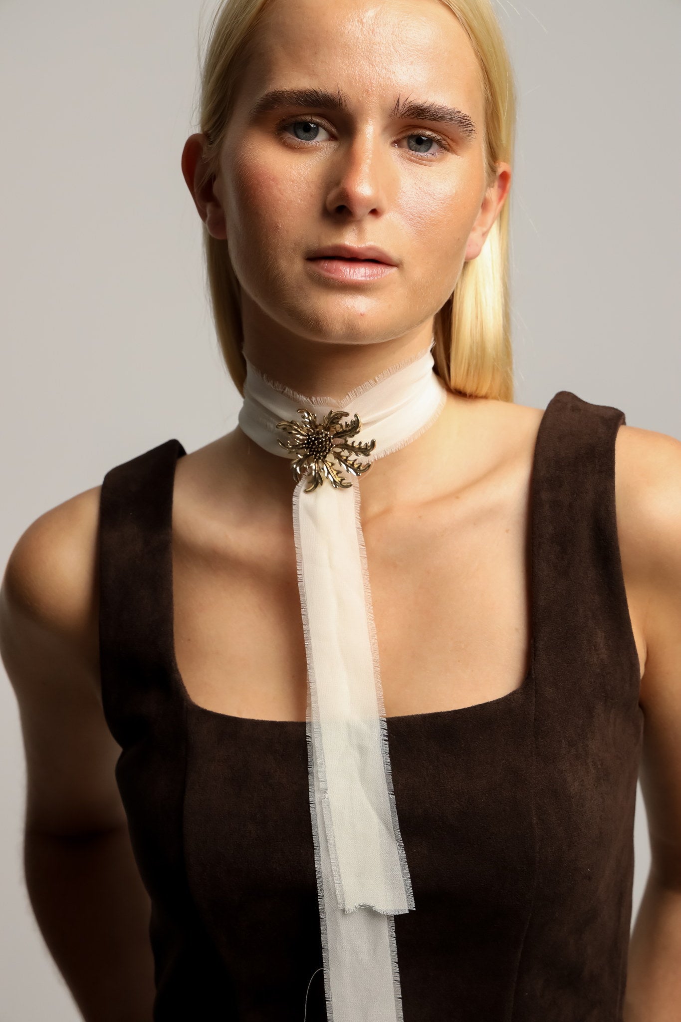 Collar Organza Crudo Broche