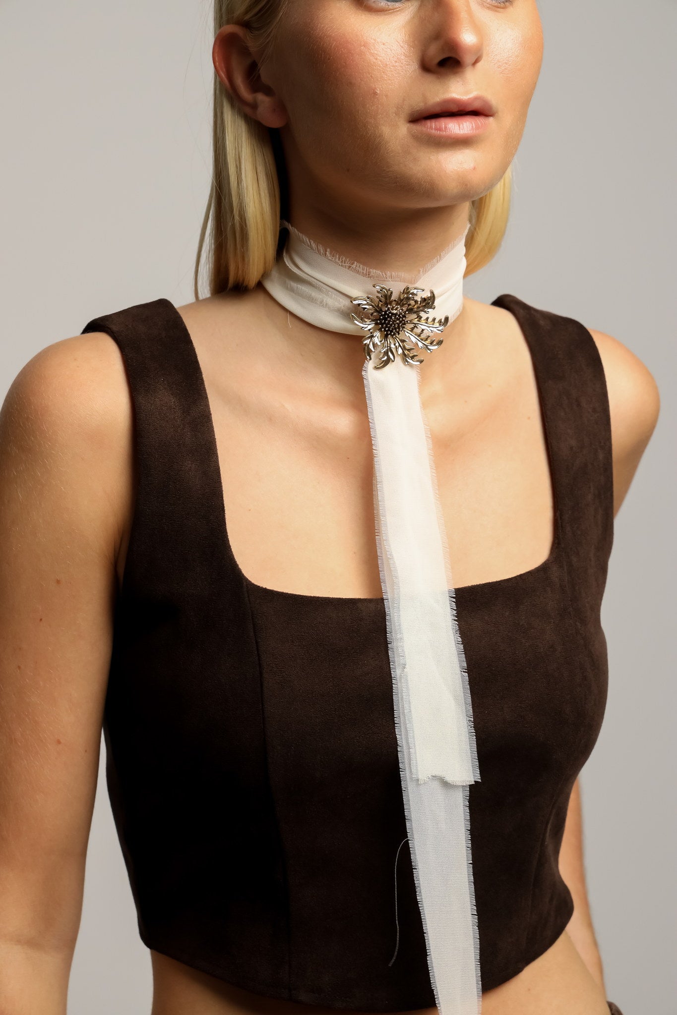 Collar Organza Crudo Broche