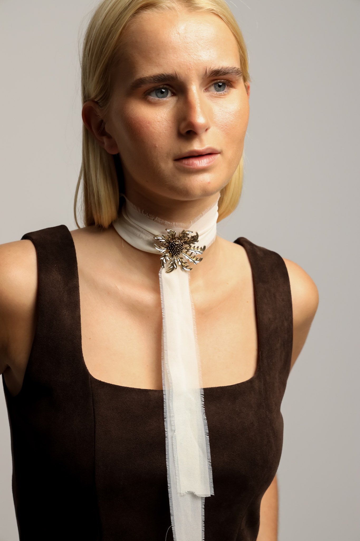 Collar Organza Crudo Broche