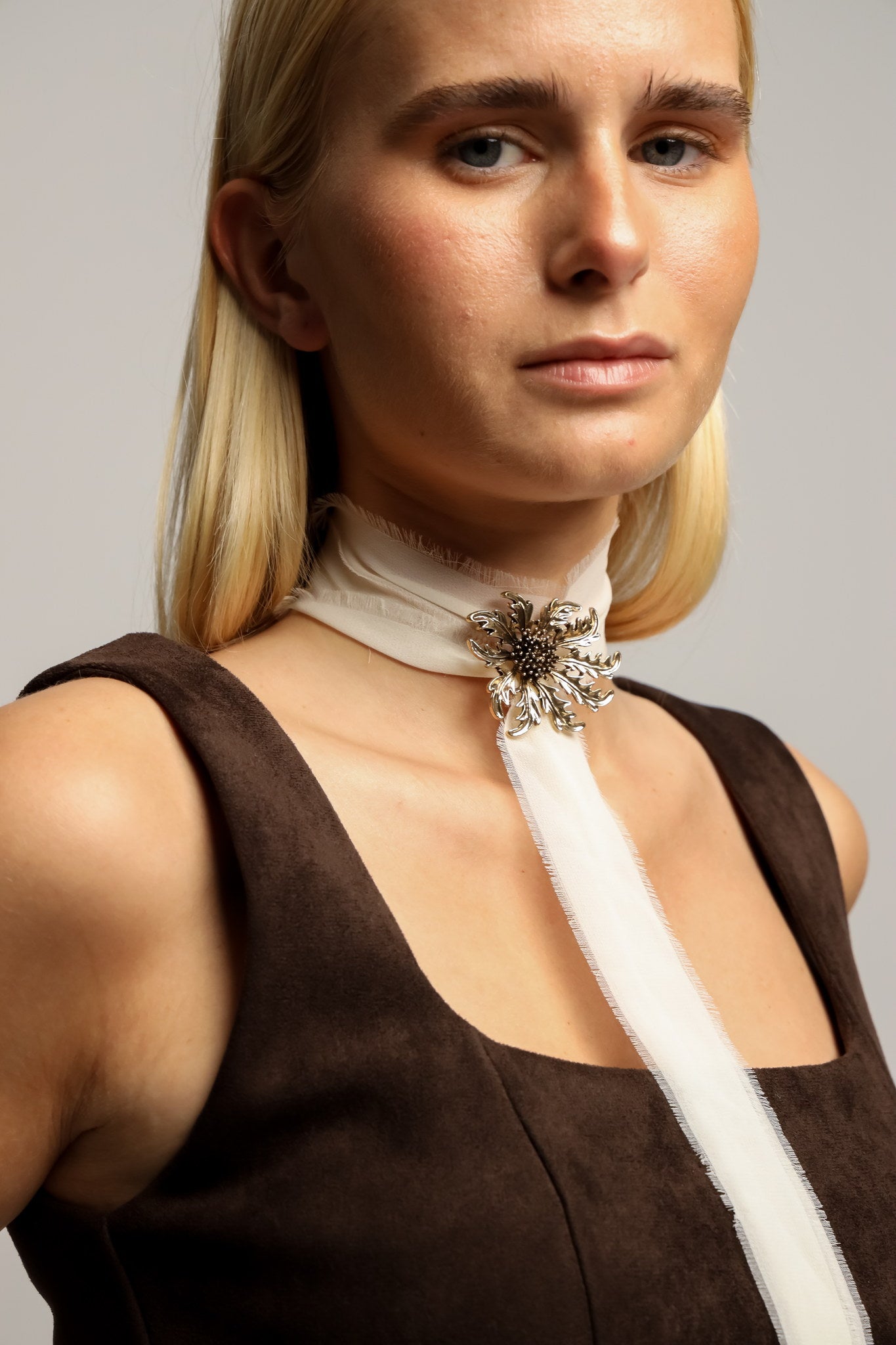 Collar Organza Crudo Broche