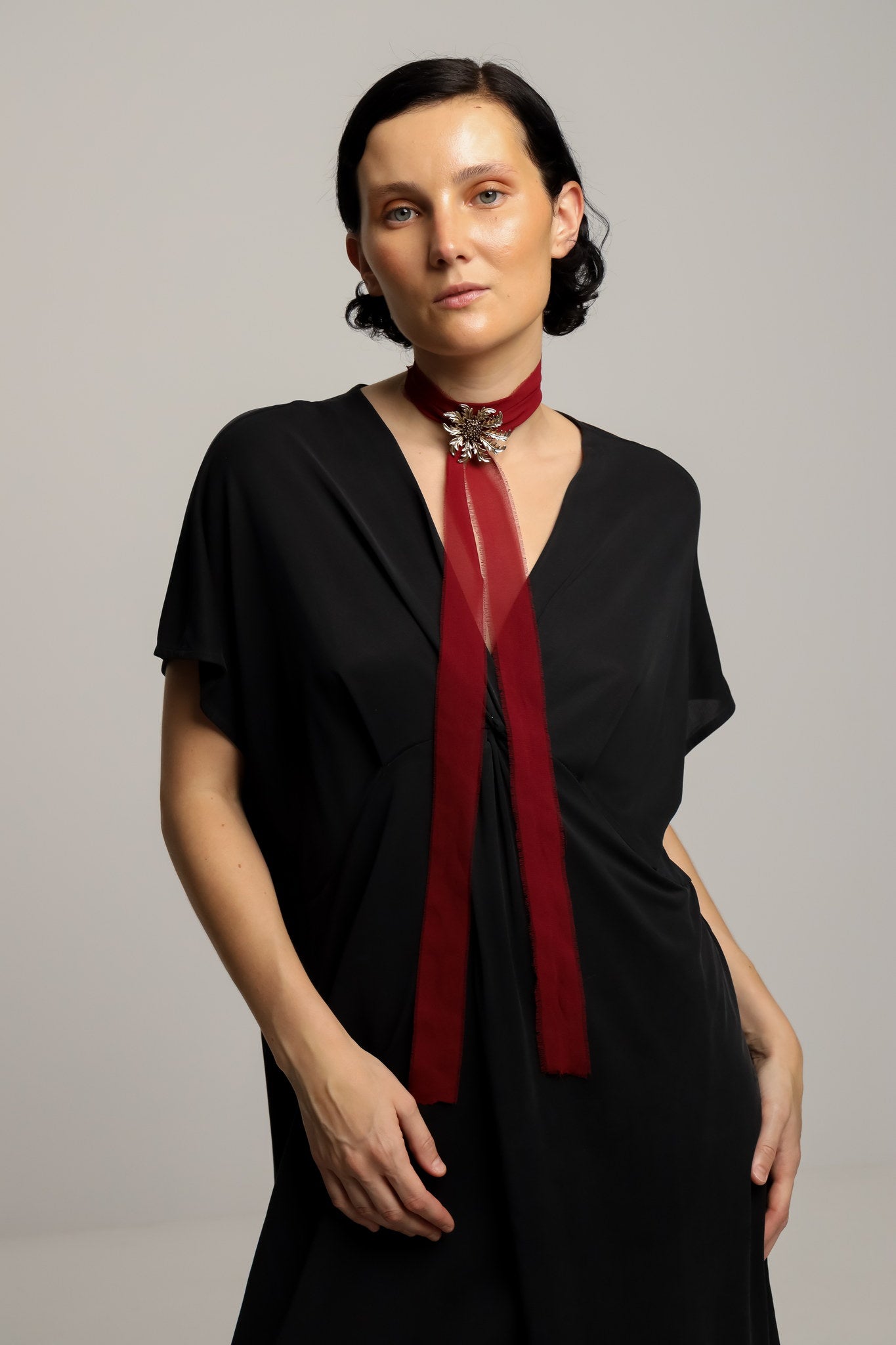 Collar Organza Granate Broche