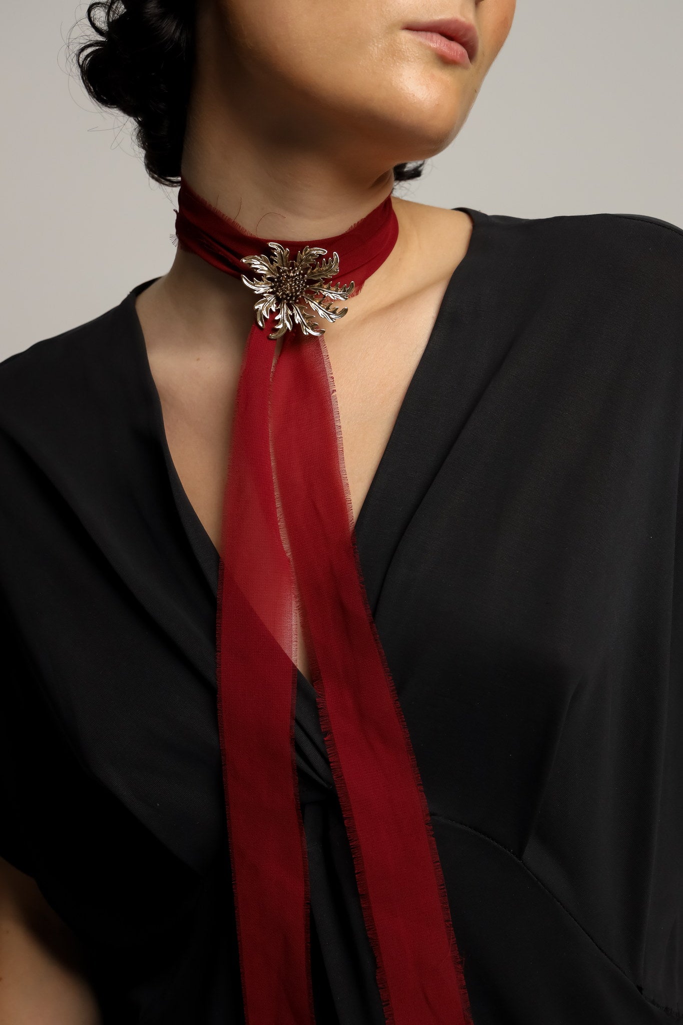 Collar Organza Granate Broche