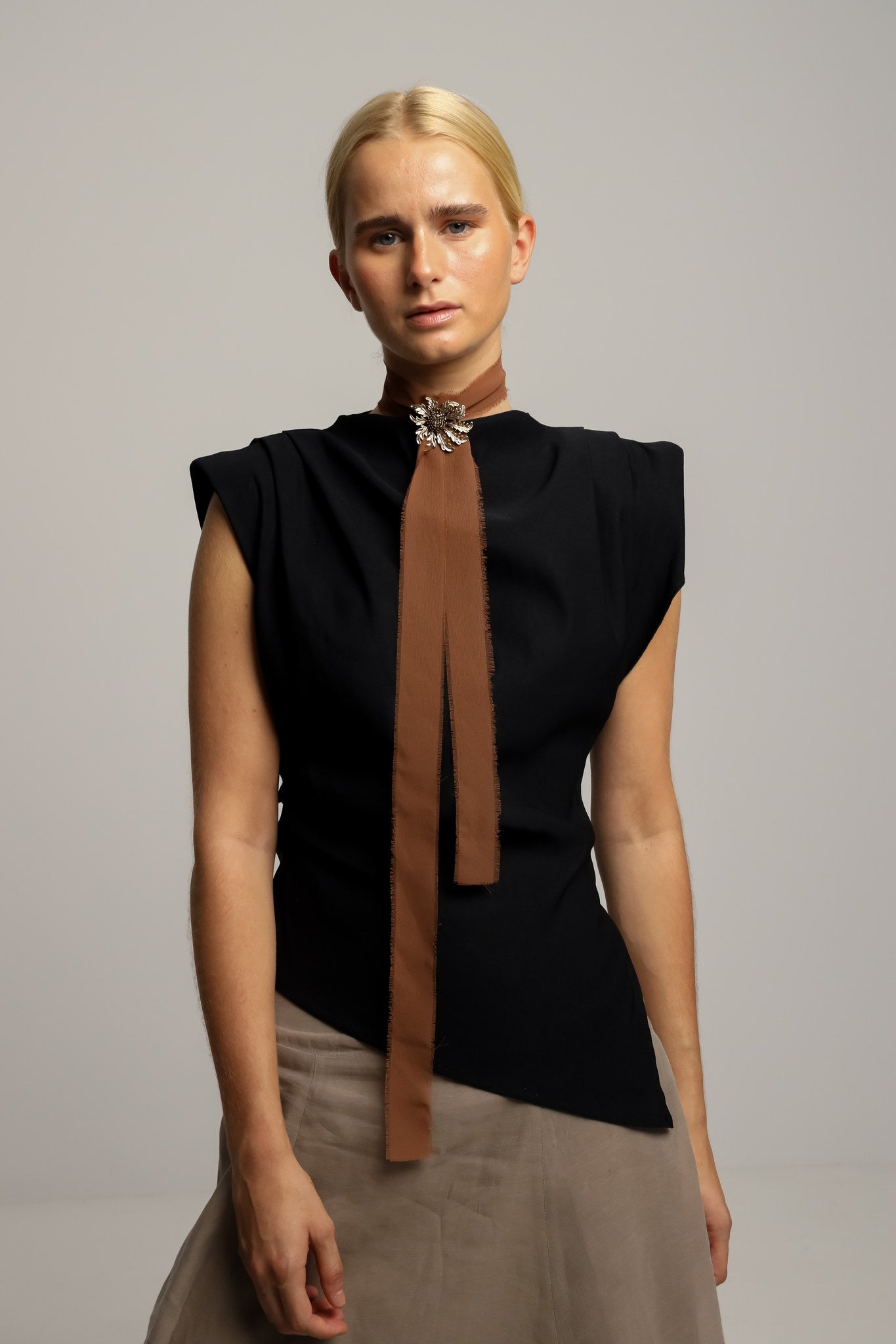 Collar Organza Marrón Broche