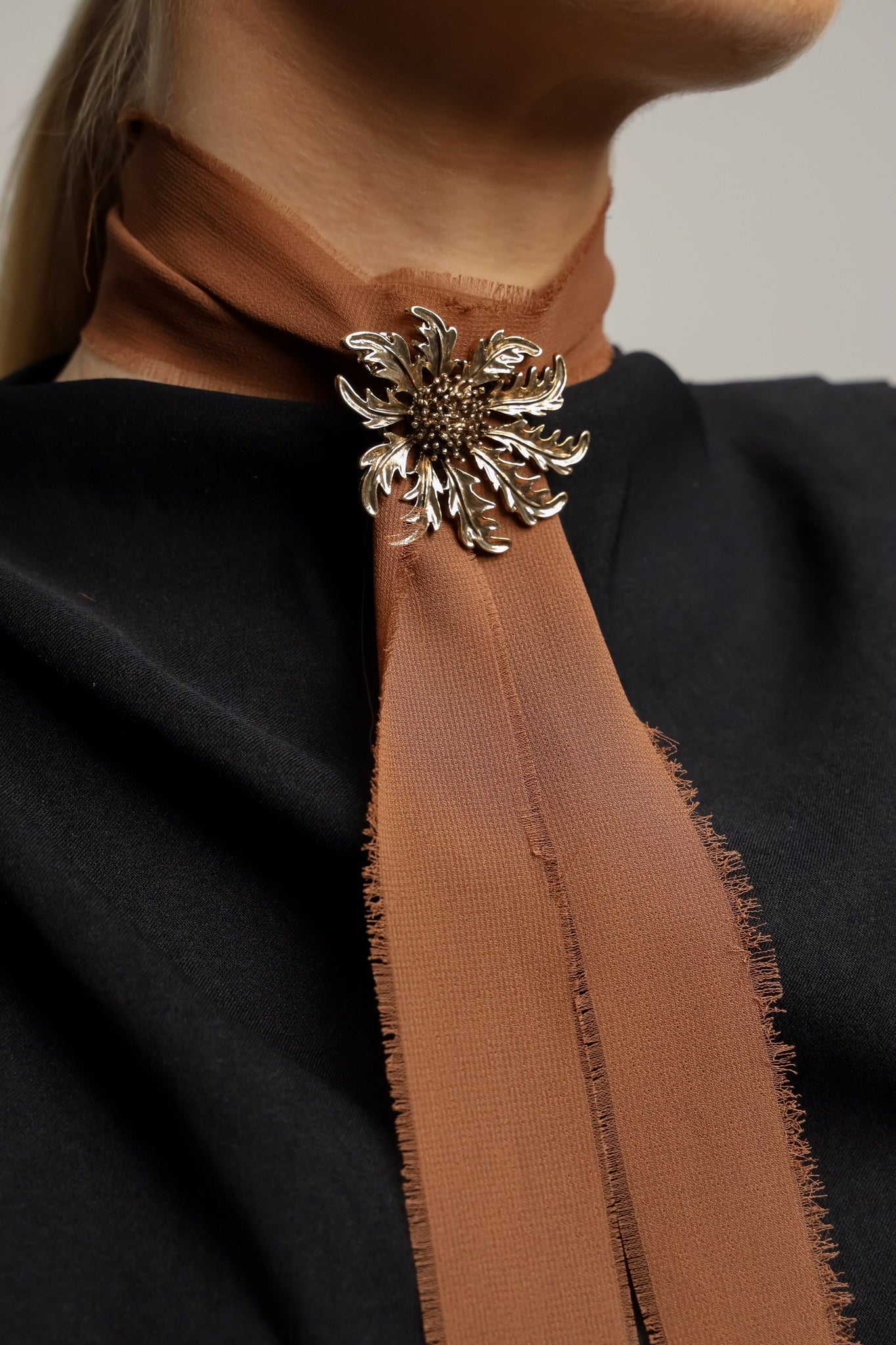 Collar Organza Marrón Broche
