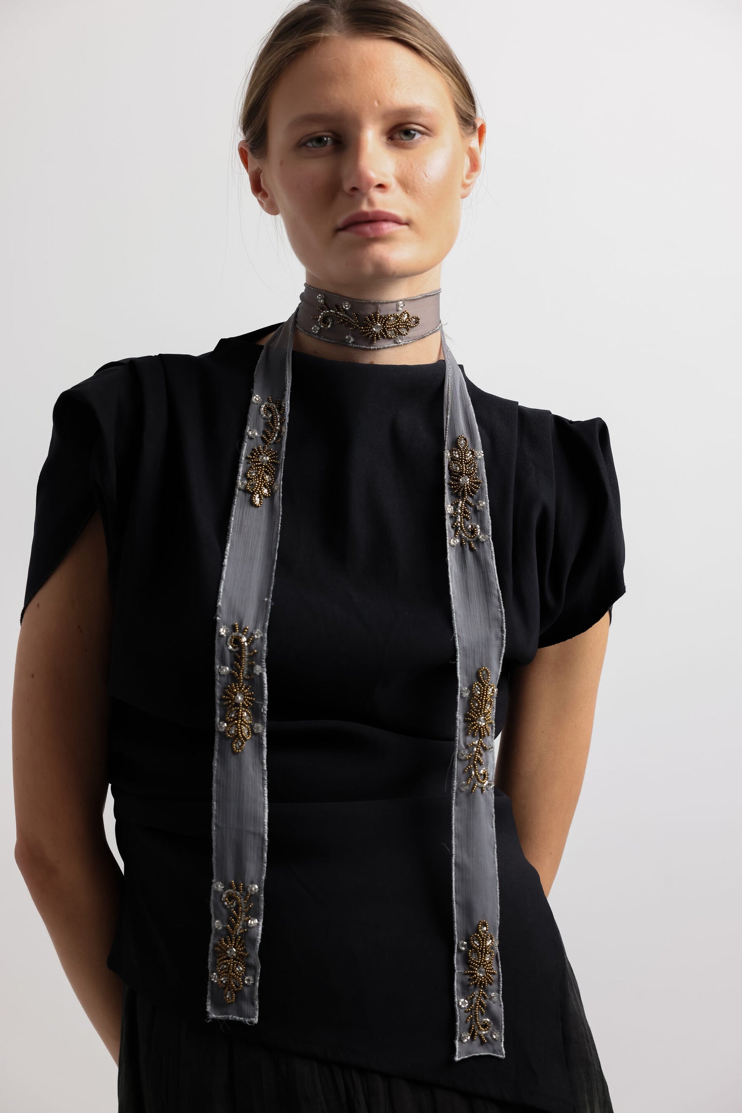 COLLAR ORGANZA BORDADO GRIS I The New Gallery