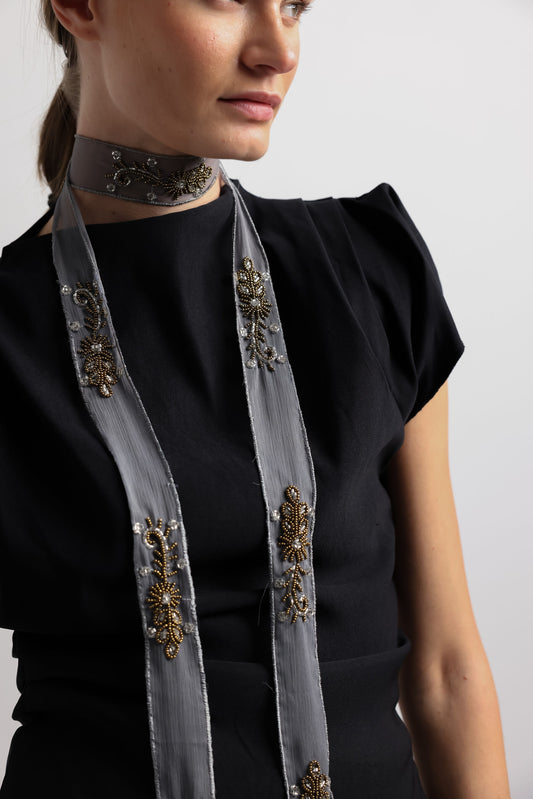 COLLAR ORGANZA BORDADO GRIS I The New Gallery