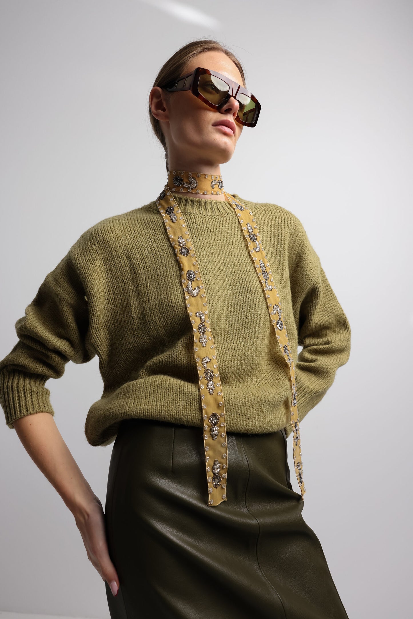 COLLAR ORGANZA BORDADO MOSTAZA I The New Gallery