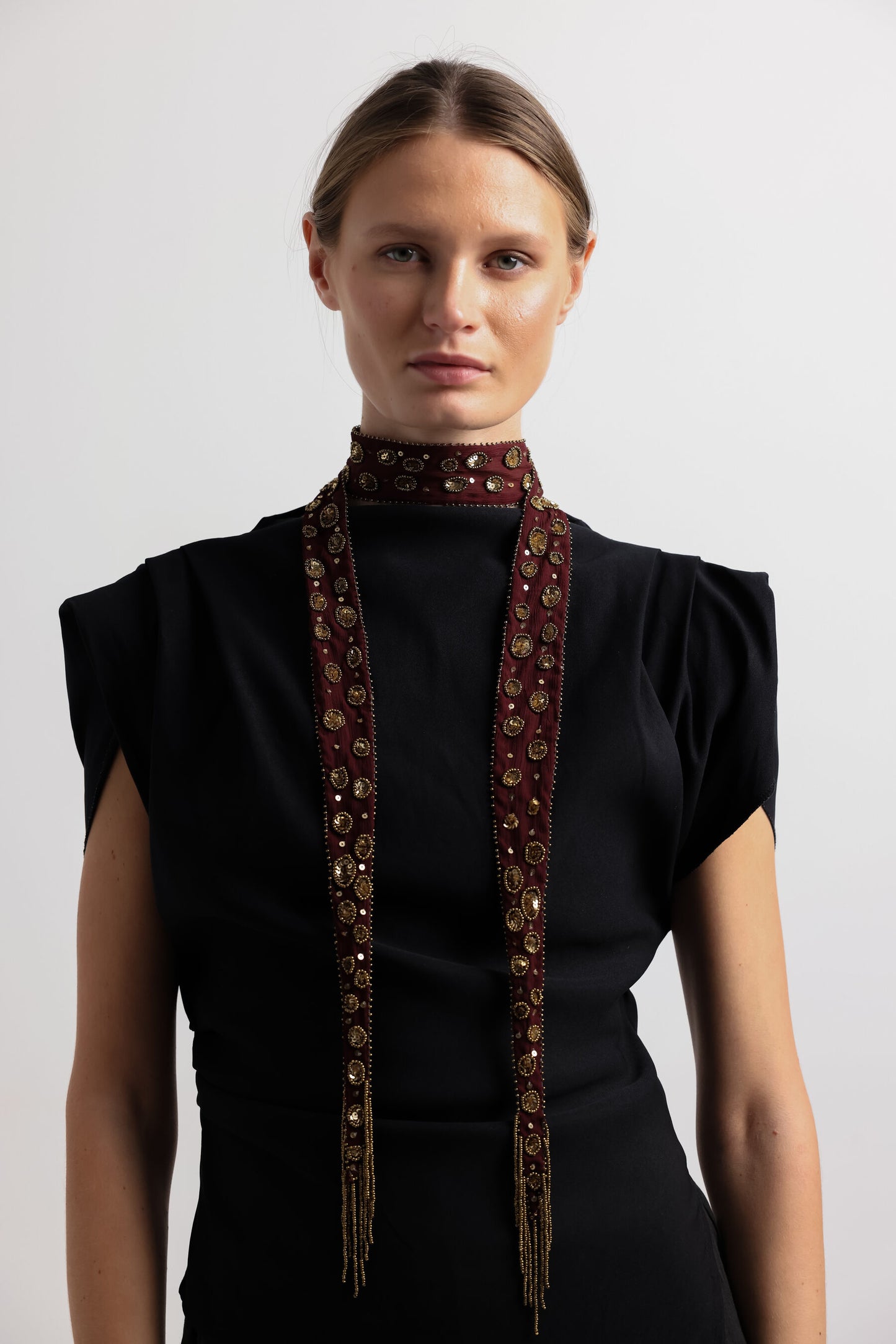 COLLAR ORGANZA BORDADO LENTEJUELAS GRANATE I The New Gallery