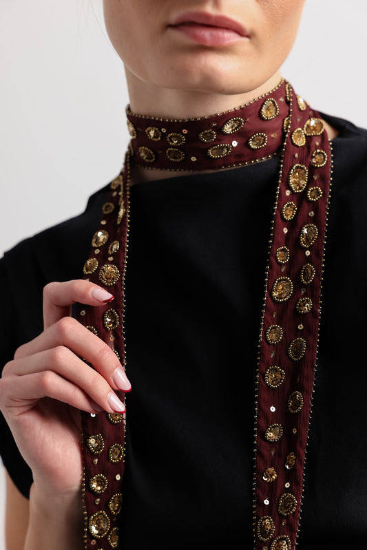 COLLAR ORGANZA BORDADO LENTEJUELAS GRANATE I The New Gallery